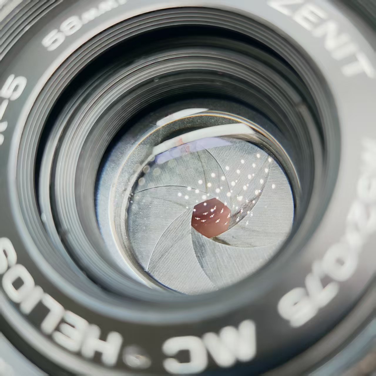 [Product=Lens][Brand=ZENIT][Model=HELIOS-44M-5][FocalLength=58][MaxAPT=2][Mount=M42][Frame=135][Date=20250427][MD5=d53a698a4a013049ebafae1e7d09bfa3].jpg
